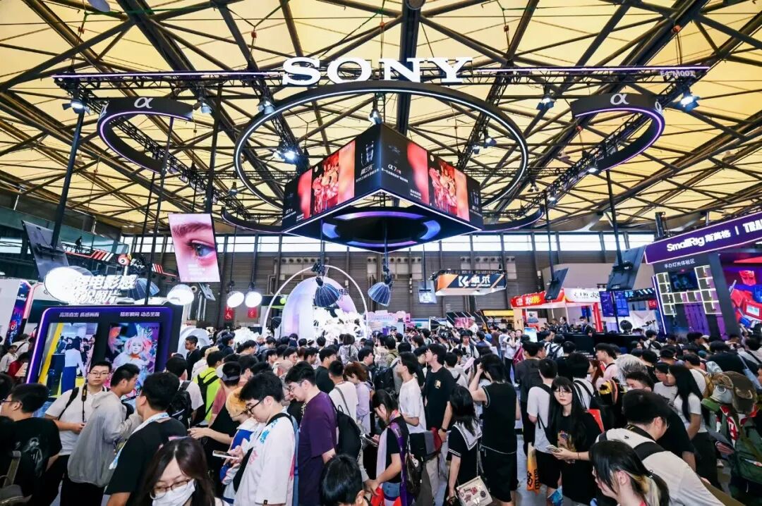 43.89万人次再创新高!第23届ChinaJoy圆满落幕:感谢有你,共赴这场“与AI同游”的盛夏之约 https://cms3.chinajoy.net/157/upload/resources/image/103584.jpg?token=Bearer eyJhbGciOiJIUzUxMiJ9.eyJpc3MiOiJlY2hpc2FuIiwic3ViIjoie1wiY2xpZW50XCI6XCJXRUJcIixcInR5cGVcIjpcIlVTRVJcIixcIm5hbWVcIjpcInVzZXIyX2FwaVwiLFwic2lnbmF0dXJlXCI6bnVsbCxcImV4cGlyZXNfaW5cIjoxODAwMDAwMH0iLCJpYXQiOjE3ODU4MzQ1ODEsImV4cCI6MTc4NTg1MjU4MX0.HoThmgOAUMt0EpWerAm8NYzl6DOy1GtDxDIOGVxXjea3HVMpGDIiP16BBotix2abTm3MiXT5hcOKdUHNC1Lp7g